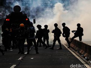 Petang di DPR yang Ricuh hingga Berakhir Bubar Petang di DPR yang Ricuh hingga Berakhir Bubar