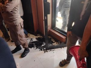 Mahasiswa dan Polisi Saling Dorong Saat Demo di Sinjai, Pintu Kaca DPRD Pecah Mahasiswa dan Polisi Saling Dorong Saat Demo di Sinjai, Pintu Kaca DPRD Pecah