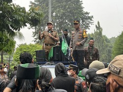 Plt Walkot Bekasi-Kapolres Temui Massa HMI Demo di DPRD