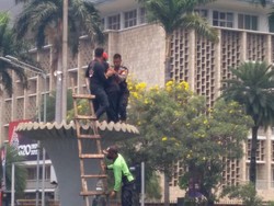 Panjat Air Mancur di Dekat Patung Kuda, Seorang Pria Diamankan Polisi