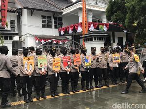 Polwan di Sukabumi Bikin Ini Biar Massa Aksi Tak Terprovokasi Polwan di Sukabumi Bikin Ini Biar Massa Aksi Tak Terprovokasi