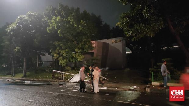 Pos Polisi di Pejompongan, Jakarta Pusat, dibakar massa sekitar pukul 19.00 WIB
