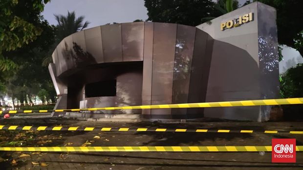Pos Polisi di Pejompongan, Jakarta Pusat, dibakar massa sekitar pukul 19.00 WIB