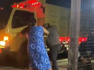 Viral Emak-emak di Kalsel Mengamuk Hajar Pria Curi HP Miliknya Viral Emak-emak di Kalsel Mengamuk Hajar Pria Curi HP Miliknya