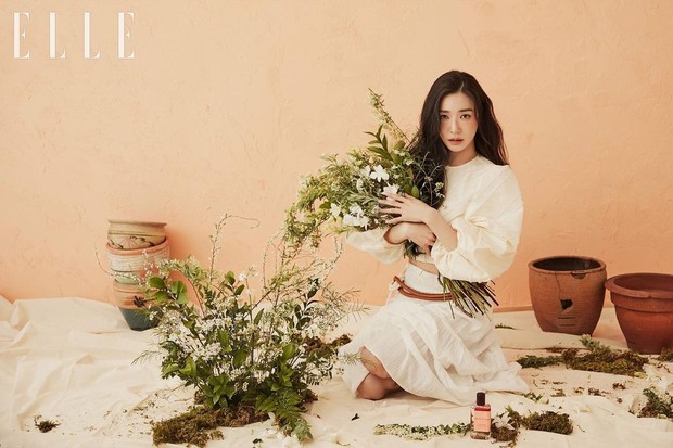 Potret Tiffany Hwang dalam pemotretan bersama ELLE Korea