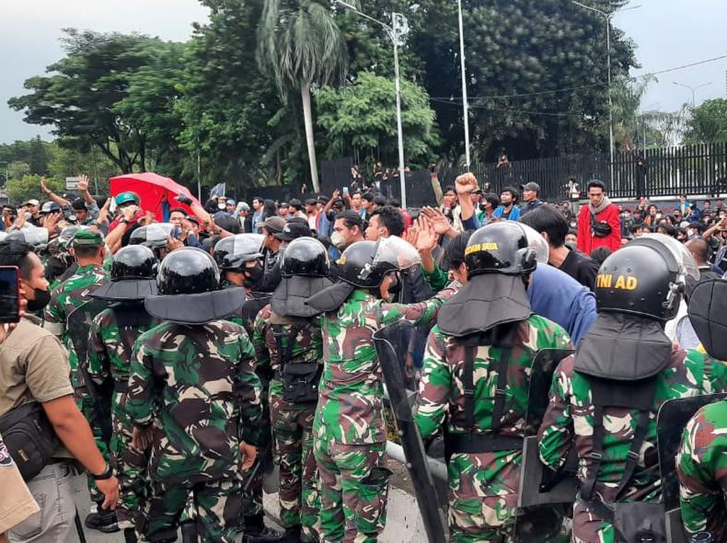 Prajurit TNI Disambut Tepuk Tangan Massa Demo 11 April