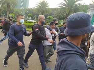 Diduga Copet HP Mahasiswa Saat Demo, Seorang Pria di Patung Kuda Diamankan