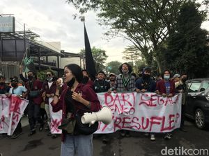 Pekik Demonstran Sukabumi: Pecat Luhut Binsar Pandjaitan! Pekik Demonstran Sukabumi: Pecat Luhut Binsar Pandjaitan!