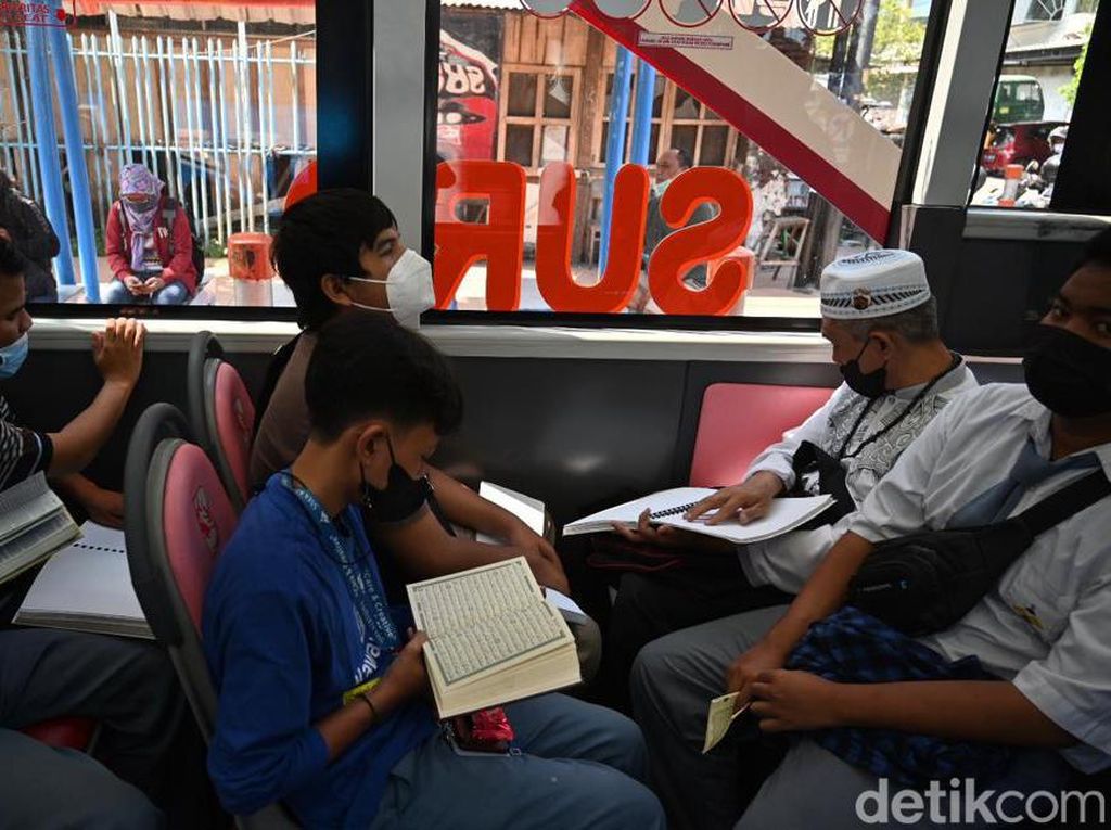 Puluhan Tunanetra Khataman Al-Quran di Suroboyo Bus