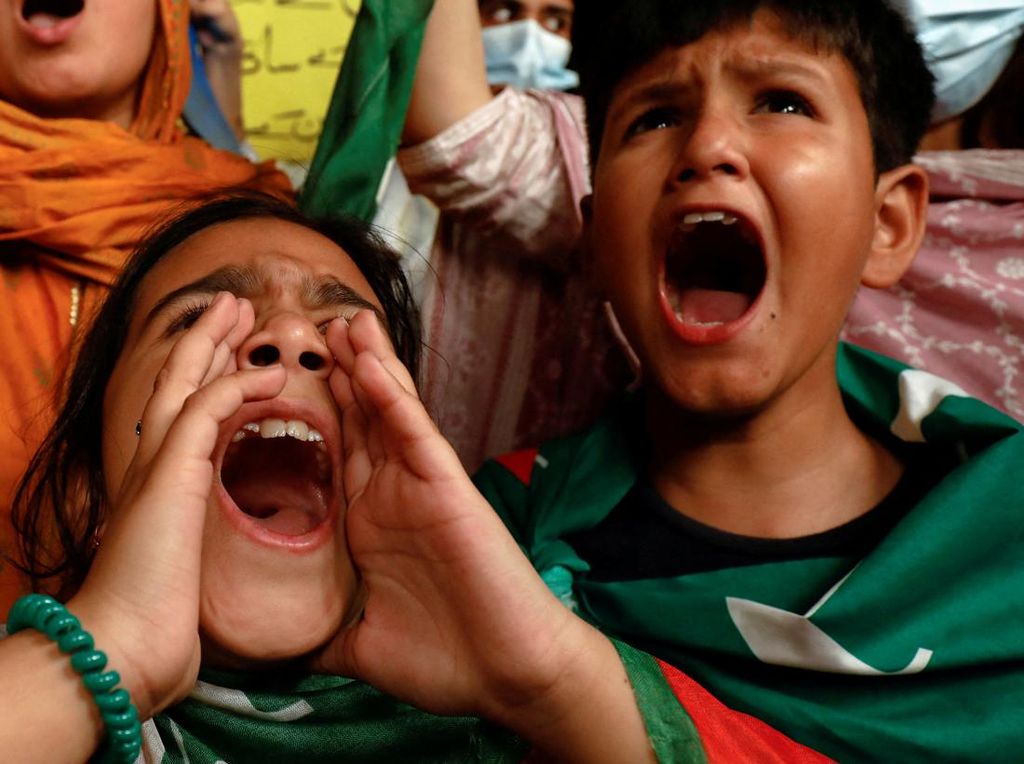 PM Imran Khan Dilengserkan, Pendukungnya Langsung Gelar Aksi