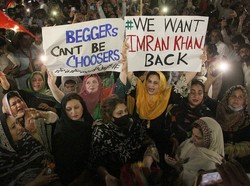 Ribuan Warga Pakistan Berunjuk Rasa Sejak Perdana Menteri Imran Khan Digulingkan