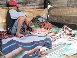 Remaja Ratapi Kematian Ayah Gegara Menolak Tinggal Bareng di Gubuk