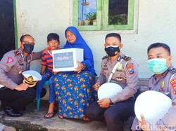 Senangnya Bocah Korban Laka di Banyuwangi Dapat Surprise dari Polisi