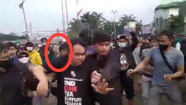 Screenshot detik-detik Ade Armando dipukuli di tengah demo 11 April (dok. Istimewa)