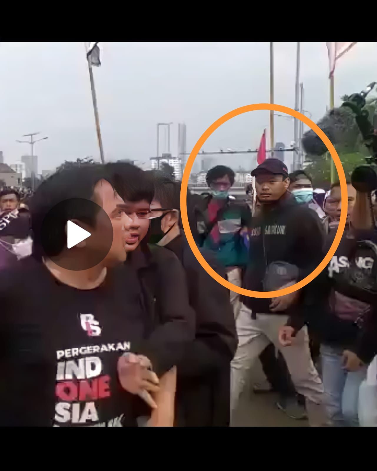 Screenshot detik-detik Ade Armando dipukuli di tengah demo 11 April (dok. Istimewa)