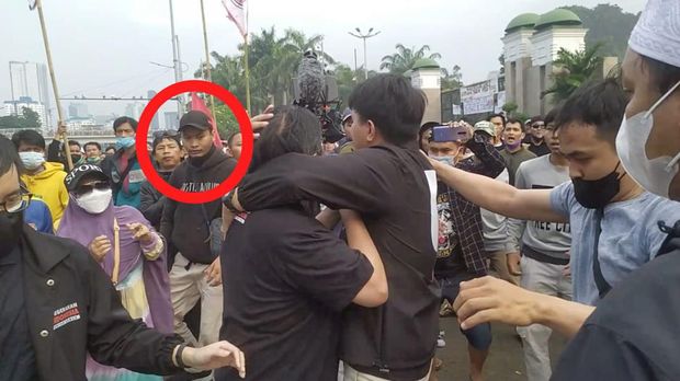 Screenshot detik-detik Ade Armando dipukuli di tengah demo 11 April (dok. Istimewa)