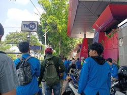 Siap-siap Demo Hari Ini, Sejumlah Mahasiswa Tiba di Jl Gerbang Pemuda