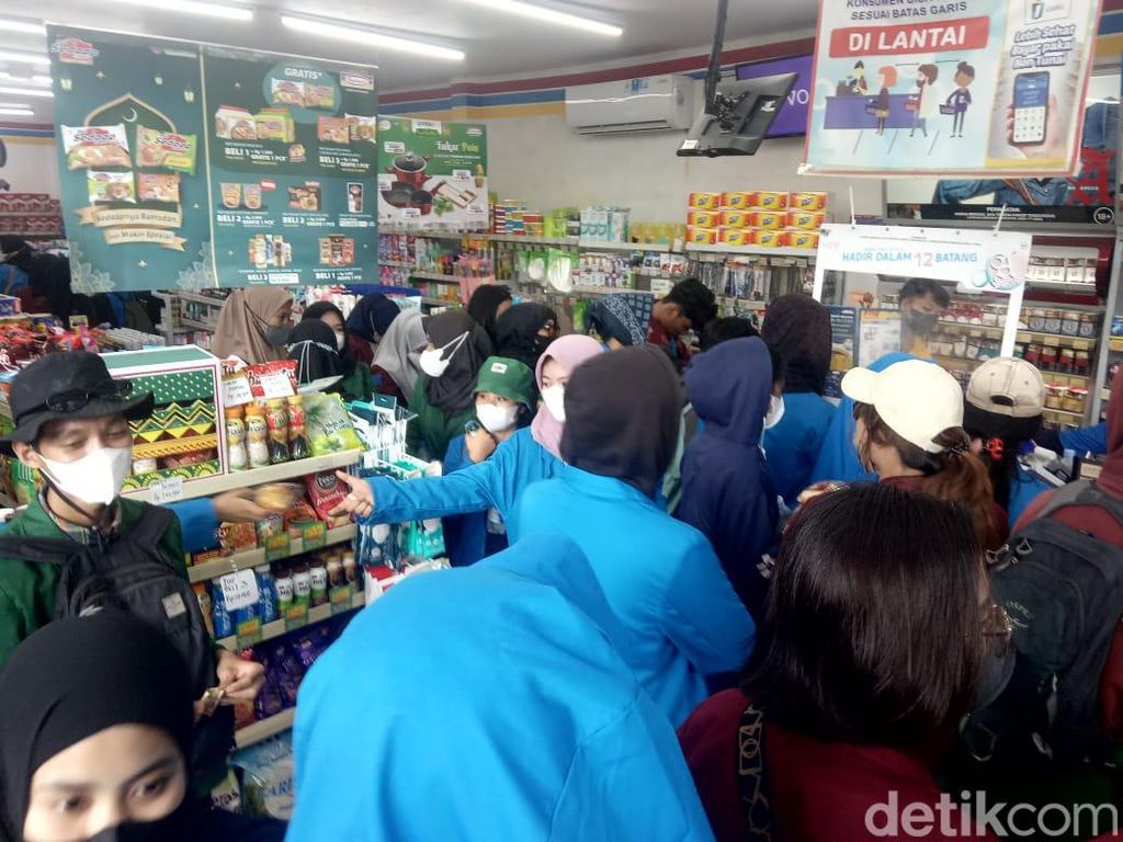 Demo Siang Hari Saat Puasa, Mahasiswa Makassar Padati Minimarket-Beli Minuman
