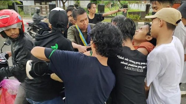 Sejumlah massa membopong korban yang tersengat listrik saat demo di DPRD Lebak