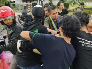 Seorang Pedemo Tersengat Listrik Saat Dorong Pagar Gedung DPRD Lebak