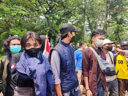 Mau Demo Hari Ini, Belasan Pelajar di Jalan Medan Merdeka Selatan Diamankan