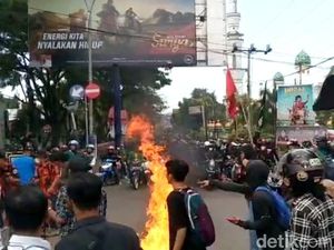 Korlap Aksi Demo 11 April di Bone Terbakar saat Bakar Ban, Dilarikan ke RS