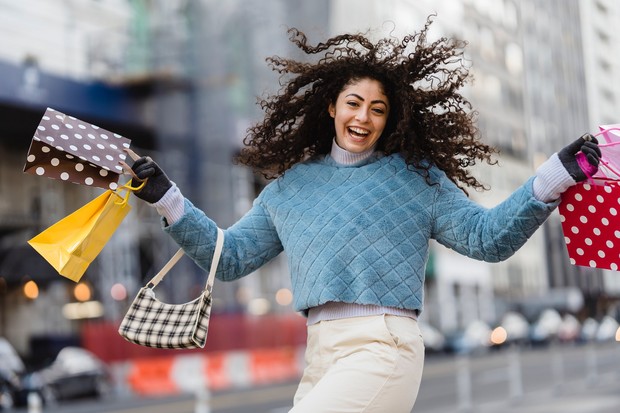 Seorang shopaholic merasakan kesenangan saat sudah berbelanja