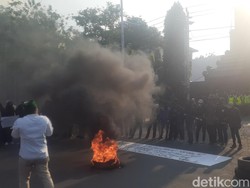 Massa Aksi Demo 11 April Bakar Ban di Depan Kantor Gubernur Jateng