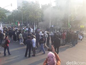 Video Aksi Demonstran Bakar Ban-Injak Kawat Berduri di Semarang Video Aksi Demonstran Bakar Ban-Injak Kawat Berduri di Semarang