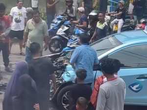 Taksi Tertabrak KRL di Jakbar hingga Bodi Depan Hancur, Sopir Selamat Taksi Tertabrak KRL di Jakbar hingga Bodi Depan Hancur, Sopir Selamat