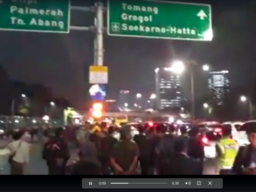 Viral Video Demo Ricuh hingga Tutup Jalan Tol, Dipastikan Video Lama