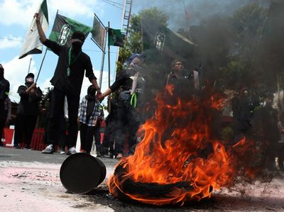 Tengok Demo Mahasiswa di Blitar dan NTB, Bawa Batu Nisan-Bakar Ban