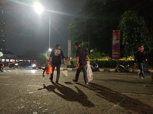 Olah TKP Pembakaran Pospol Pejompongan, Polisi Bawa 2 Plastik Besar Olah TKP Pembakaran Pospol Pejompongan, Polisi Bawa 2 Plastik Besar