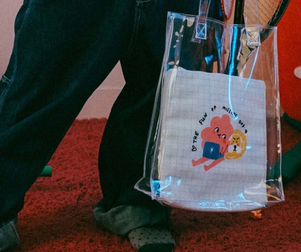 Totebag model transparan dengan pouch di dalamnya untuk menyimpan barang