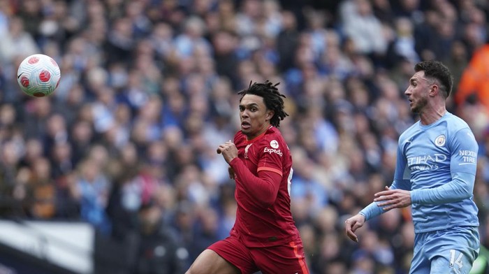 Liverpools Trent Alexander-Arnold, left, duels for the ball with Manchester Citys Aymeric Laporte during the English Premier League soccer match between Manchester City and Liverpool, at the Etihad stadium in Manchester, England, Sunday, April 10, 2022. (AP Photo/Jon Super)