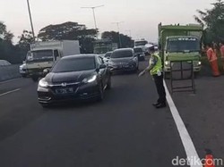 Truk Muat Kayu Terguling di Tol Waru Dievakuasi, Lalin Kembali Lancar