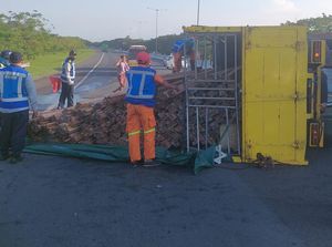 Truk Muat Kayu Terguling di Tol Waru-Sidoarjo, Macet Hingga 2 Km