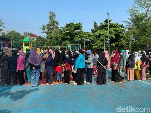 Warga Antre Panjang Demi Mencairkan Dana KJP