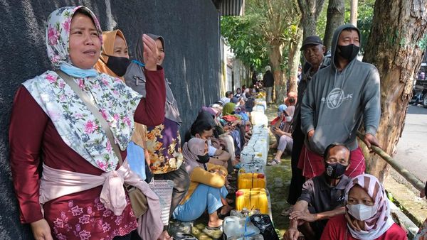 Warga di Temanggung Antre hingga Menginap Demi Minyak Goreng Murah