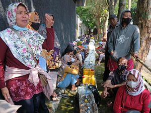 Warga di Temanggung Antre hingga Menginap Demi Minyak Goreng Murah