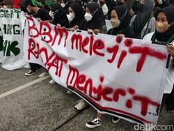 Ada Demo Tolak Kenaikan Harga, Flyover Purwosari Solo Macet