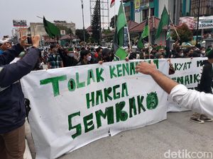 Massa HMI Solo Raya Bubar, Lalu Lintas Flyover Purwosari Kembali Lancar Massa HMI Solo Raya Bubar, Lalu Lintas Flyover Purwosari Kembali Lancar