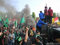 Tolak Presiden 3 Periode, Massa Bakar Ban di Depan Kantor Bupati Kudus