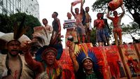 Tergusur Perusahaan Tambang, Suku Asli di Brasil Gelar Unjuk Rasa