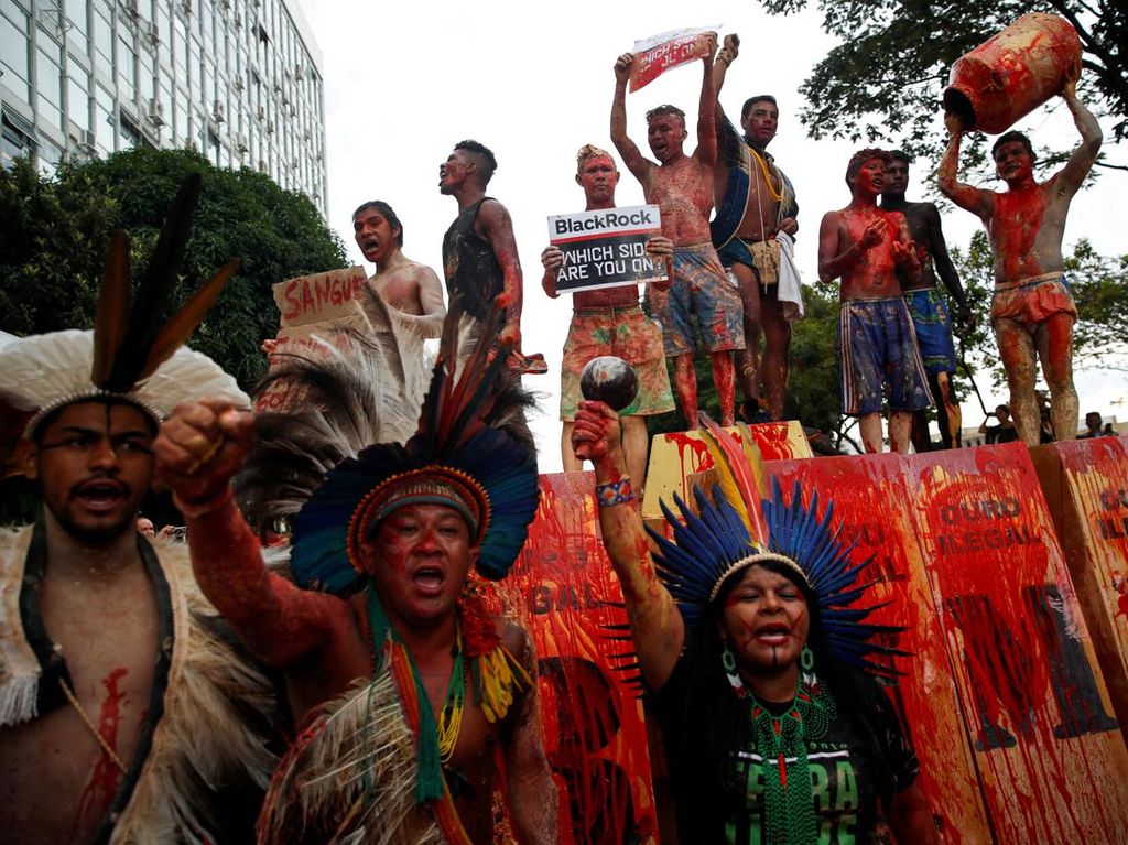 Tergusur Perusahaan Tambang, Suku Asli di Brasil Gelar Unjuk Rasa