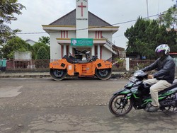 Rusak Gegara Pengalihan Arus Lalin, Jl Sunan Kalijaga Lebak Mulai Diperbaiki