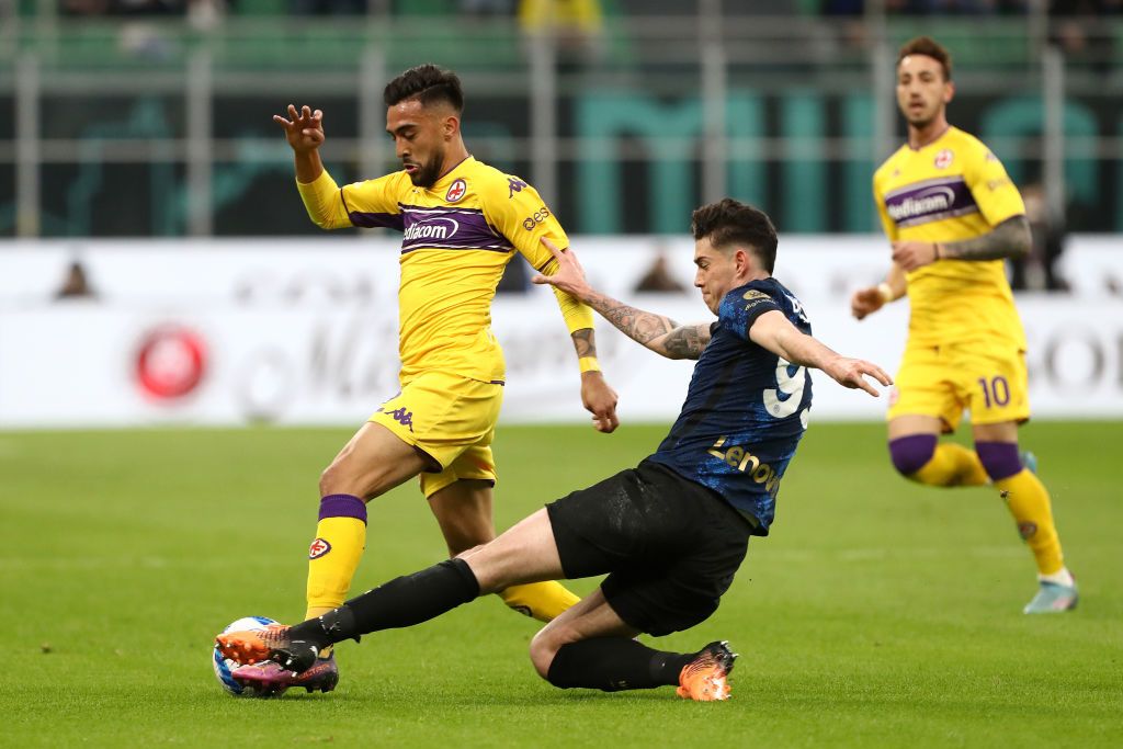 MILAN, ITALY - MARCH 19: Nicolas Gonzalez of Fiorentina is challenged by Alessandro Bastoni of FC Internazionale during the Serie A match between FC Internazionale and ACF Fiorentina at Stadio Giuseppe Meazza on March 19, 2022 in Milan, Italy. (Photo by Marco Luzzani/Getty Images)