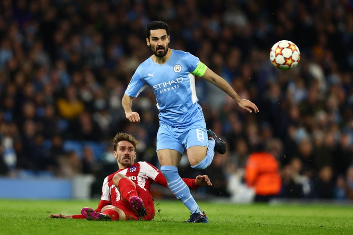 MANCHESTER, ENGLAND - APRIL 05: Antoine Griezmann of Atletico Madrid is challenged by Ilkay Guendogan of Manchester City during the UEFA Champions League Quarter Final Leg One match between Manchester City and Atletico Madrid at City of Manchester Stadium on April 05, 2022 in Manchester, England. (Photo by Clive Brunskill/Getty Images)