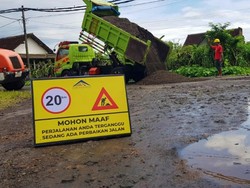 Jalan Rusak Sepanjang 3,5 KM di Banyuwangi Mulai Diperbaiki