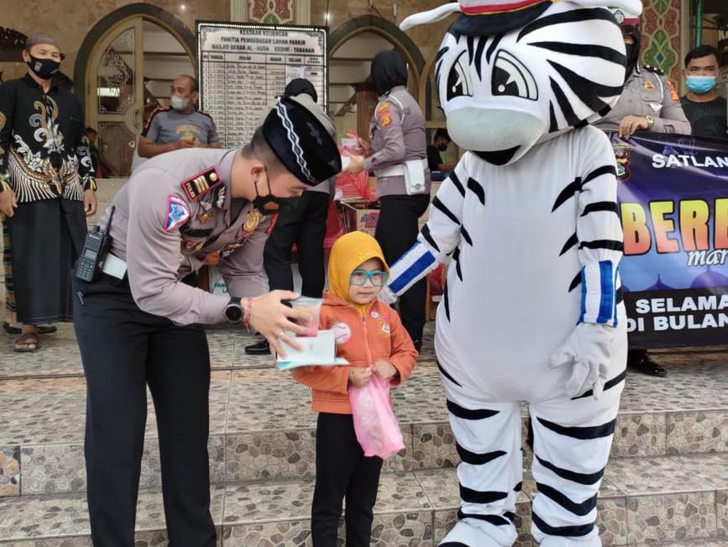 Ajak Zebra Bagi Takjil, Polres Tabanan Kampanyekan Mudik Aman